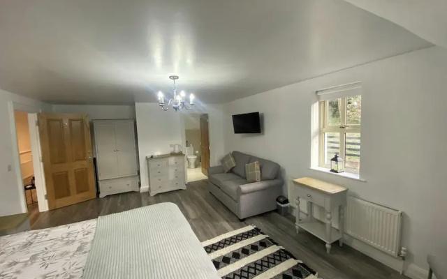 Rostrevor Valley 5-br, Sleeps 10 w/ Hot Tub & View