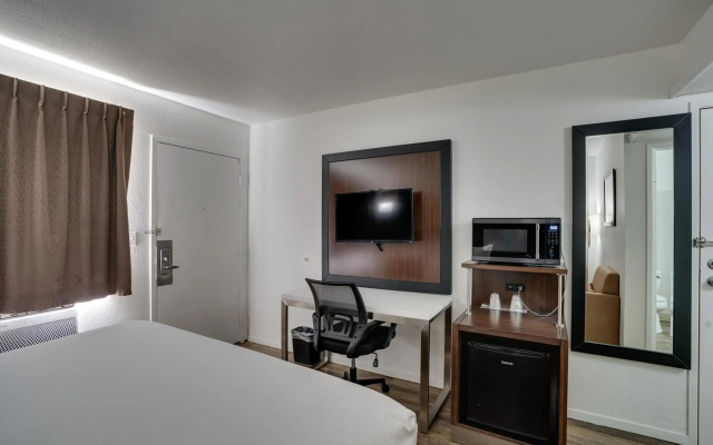 Econo Lodge Stockton near I-5 Fairgrounds
