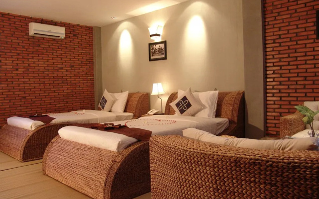 Frangipani Fine Arts Hotel