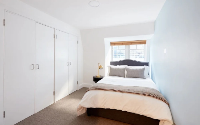 Charming Mayfair Suites by Sonder