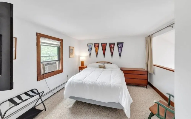 Bear Pass - Mountain View 4 Bedroom Home by RedAwning