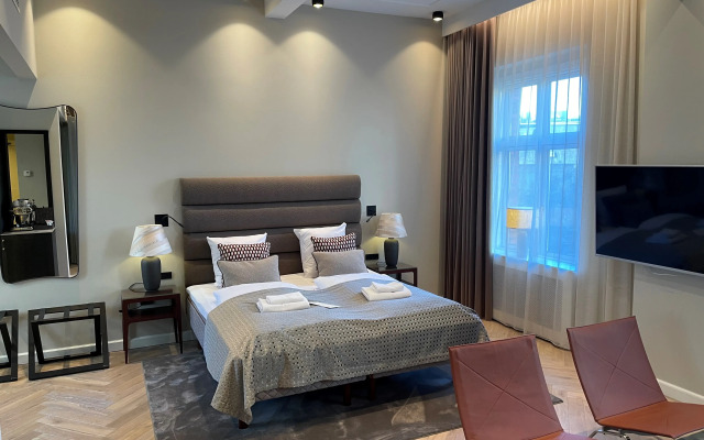 Ascot Hotel & Apartments