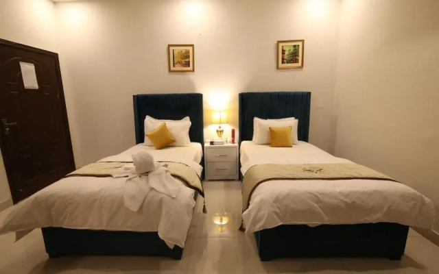 Cuzzy Inn Hotel Lahore