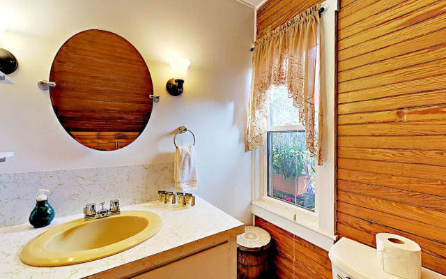 Romantic Crowâ€™s Nest Hideaway 1 Bedroom Apts