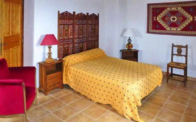 Private Garden House in Redortiers
