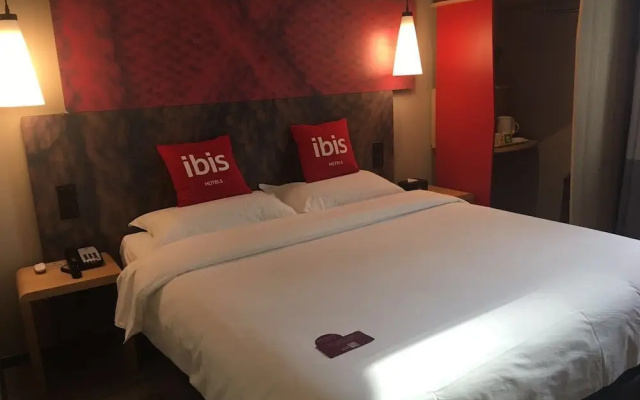 Ibis Hotel (Shenyang North Station South Square)