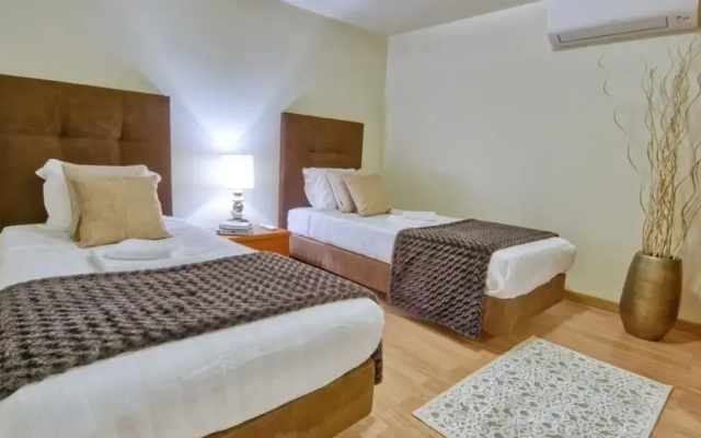 8-bed Villa in Vilamoura-sleeps-playground-pool