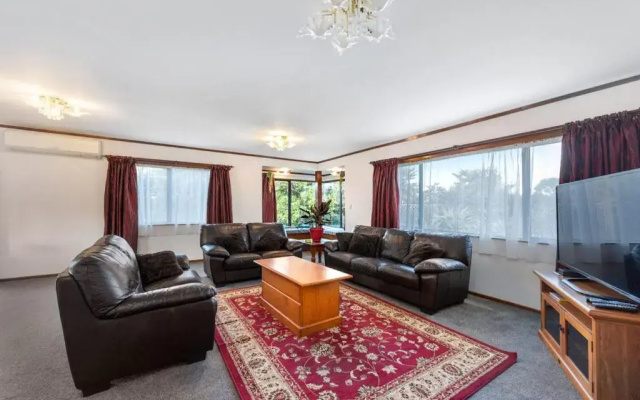 Courtside Quarters - Waihi Beach Holiday Home