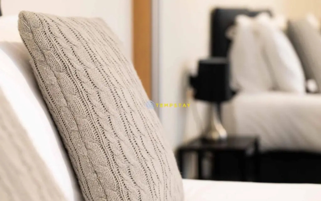 2 BED Modern apartment. Close to station & PARKING