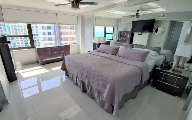 Alexander 1401 3 Bedroom Apts by RedAwning