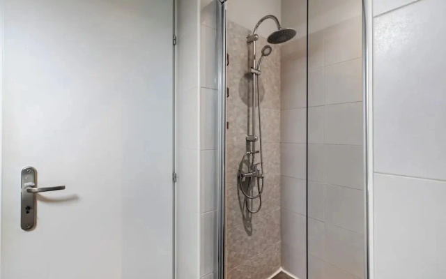 City Vibes - 2-BR Apt. with Backyard in kolonaki