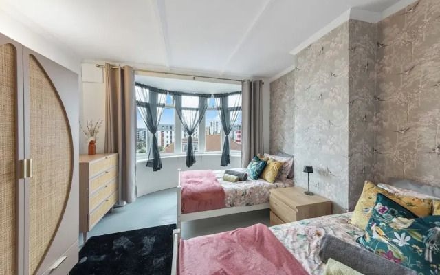 4 Bd House - Sleeps 8 With Garden & Parking