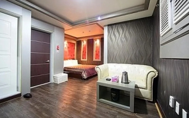 Prada Motel