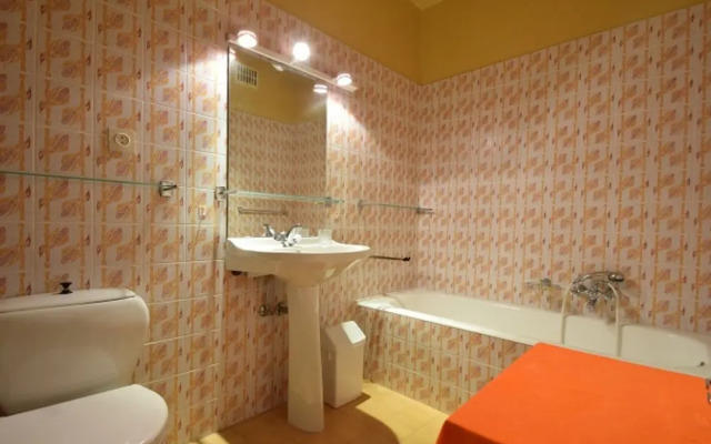 Spacious Seafront Retreat