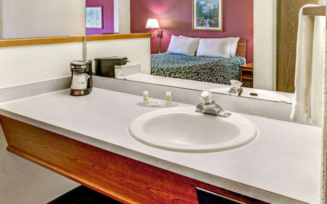 Days Inn & Suites by Wyndham Gresham
