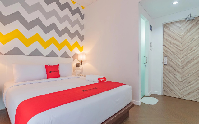 RedDoorz Premium @ Hotel Hebat