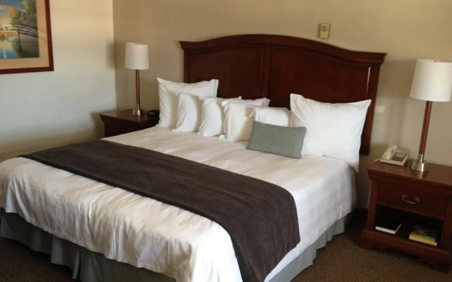 Holiday Hill Inn & Suites