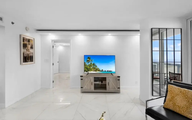 Chic Bayfront Condo With Stunning View