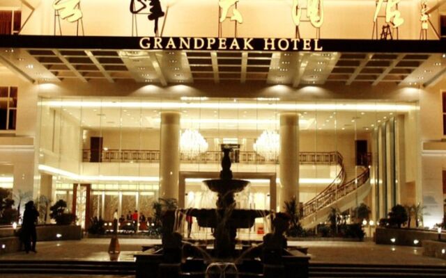 Grand Peak Hotel вид на фасад