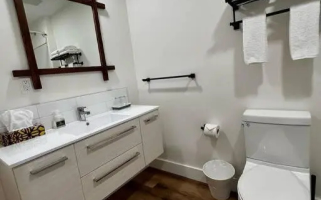 Cheerful 2 bedroom house in great location!
