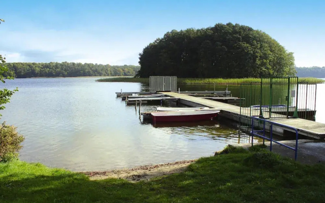 Twin Bungalow at Black Lake, Schwarz