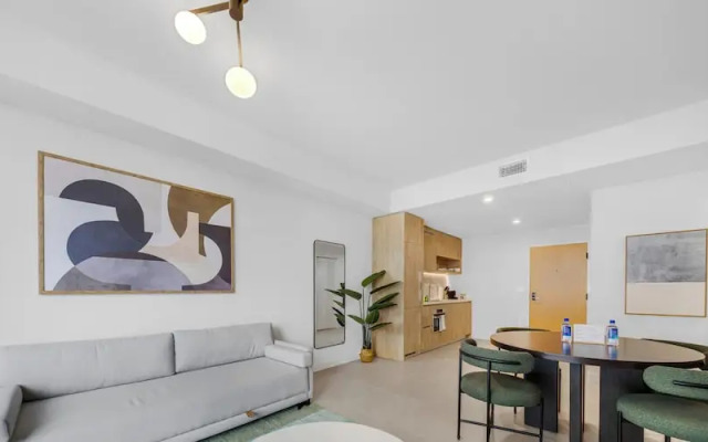 The Crosby Exclusive Condo - Pool & Gym