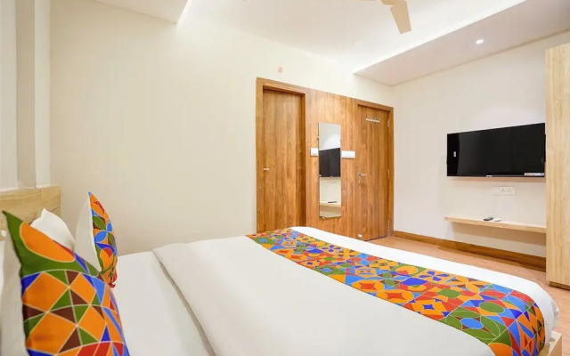 Fabhotel White Pearl