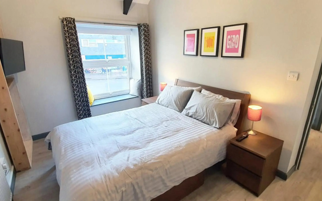 Cheddar Village Apartment