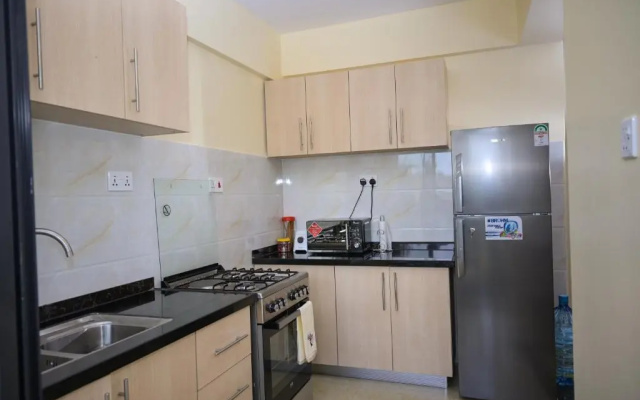 Private room(ensuite) in a 2 bedroom apt with gym.