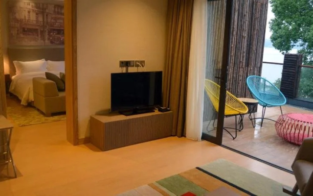 Warm Island Resort