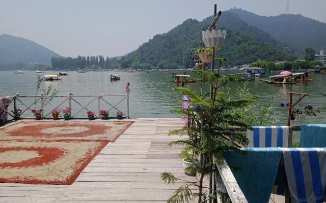 Houseboat New Dongola