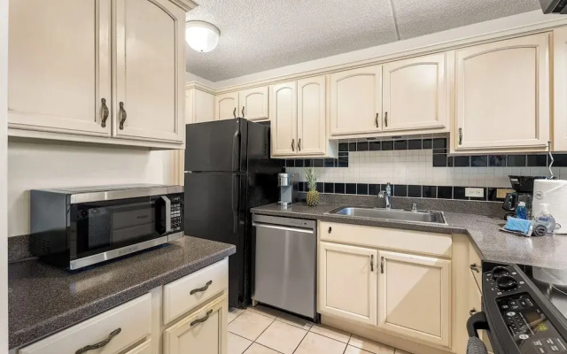 Hawaiian Unit + Walking Distance to Town - AC & Wifi! - Vrkcv