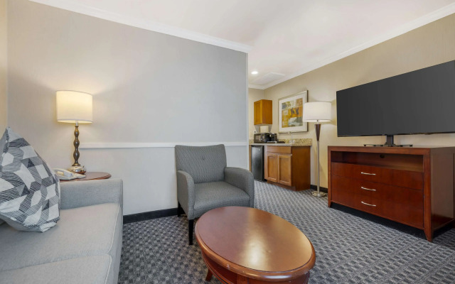 Best Western Plus Marina Shores Hotel