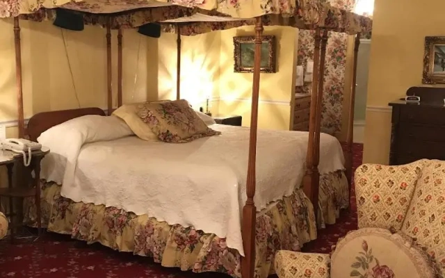 1896 House Country Inn & Motels