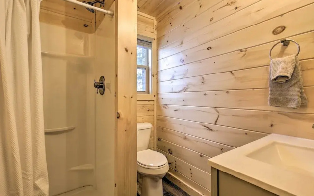 Charming Lost Lake Cabin: Fish, Boat & Hunt!