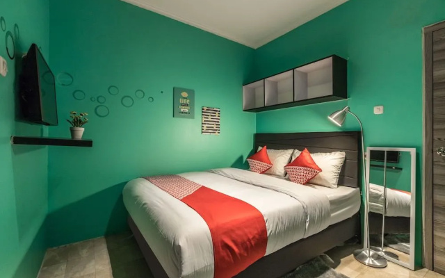 OYO 1491 Sandang Residence Near RS Patria IKKT
