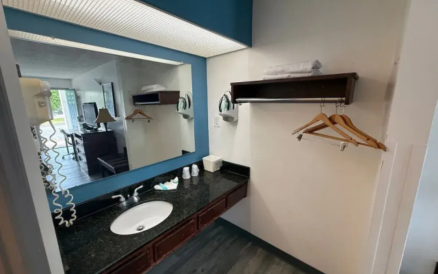 Brentwood Inn & Suites
