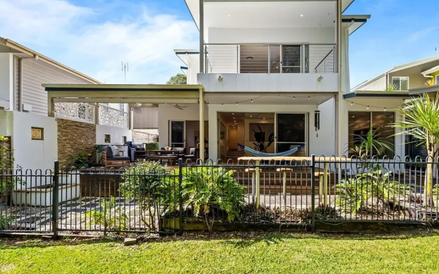 Spacious 3-bed Home With Patio Near Beach