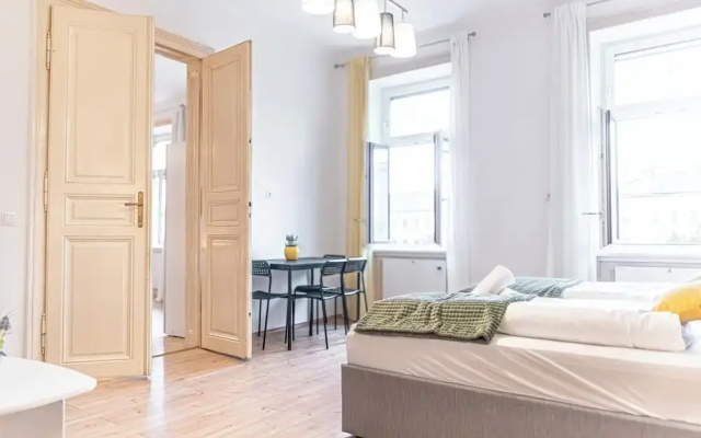 Quick Center Access 2BR Apt For Groups