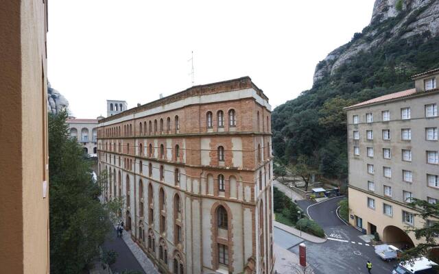 Отель Apartamentos Montserrat Abat Marcet комната для гостей
