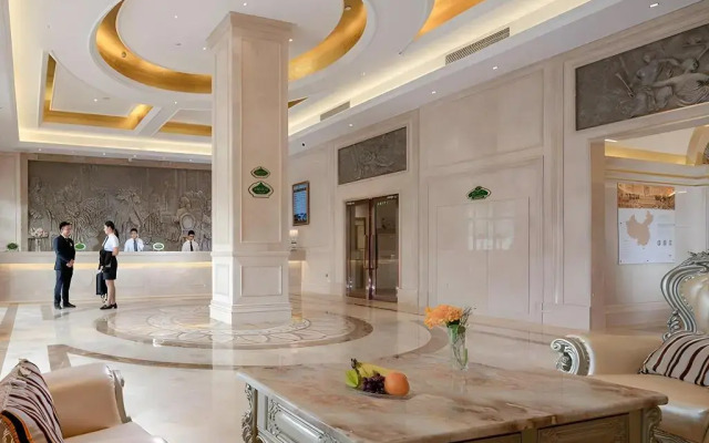 Vienna Hotel (Shenzhen Henggang Metro Station)