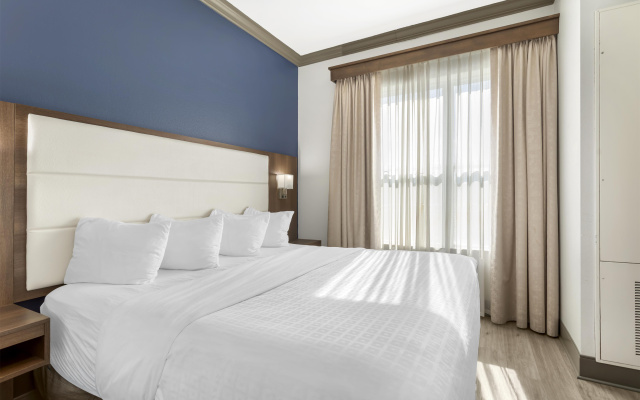 Best Western Plus First Coast Inn & Suites