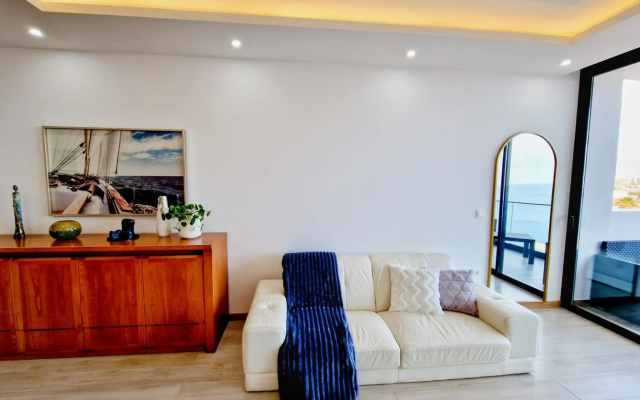 Apartamento encantador com piscina e vista mar