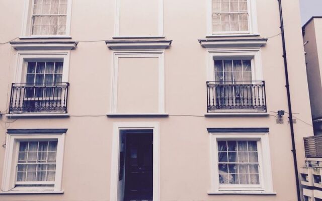 Апартаменты Wellington Road Apartments вид на фасад