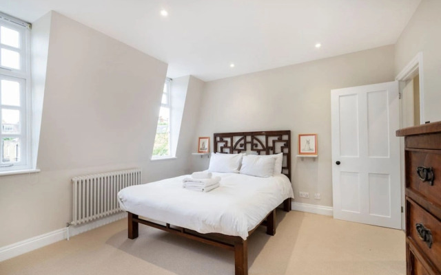 Whoops-a-daisy 3 Bedroom in Notting Hill
