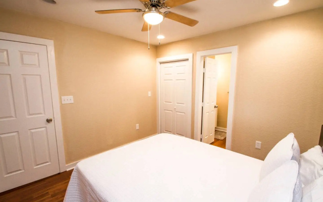 One Bedroom Apartment Near Downtown with Sleeper