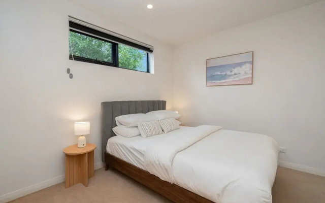 Bright 2-bed Flat Near City Amenities