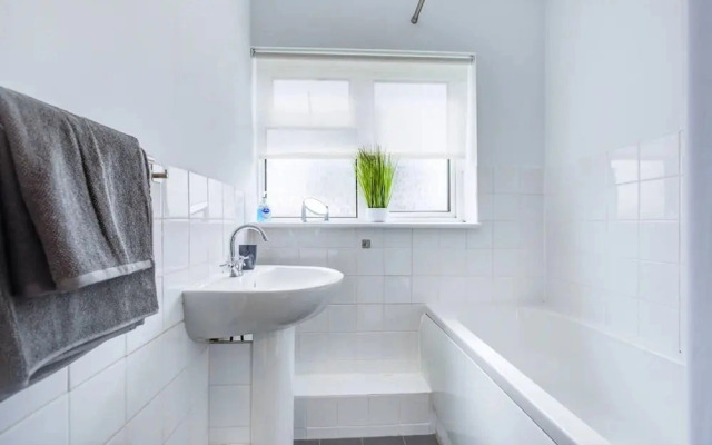 Hull Haven 4bed 2bath With Free Parking Sleeps 8