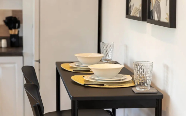 Spacious Apartment Near MCR Airport