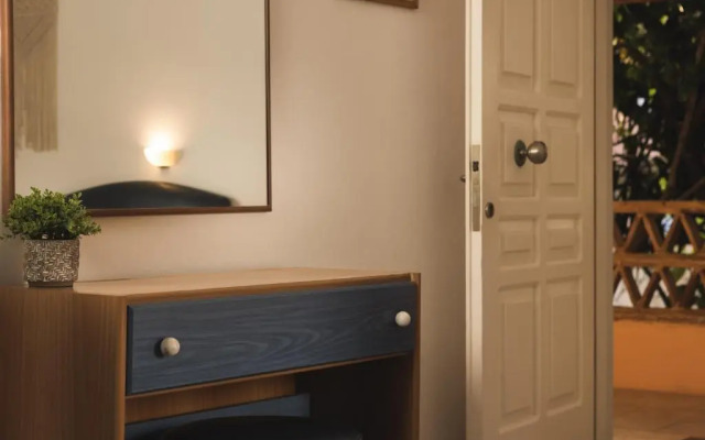 Private Studio Apartment, Unique Location - Sea View